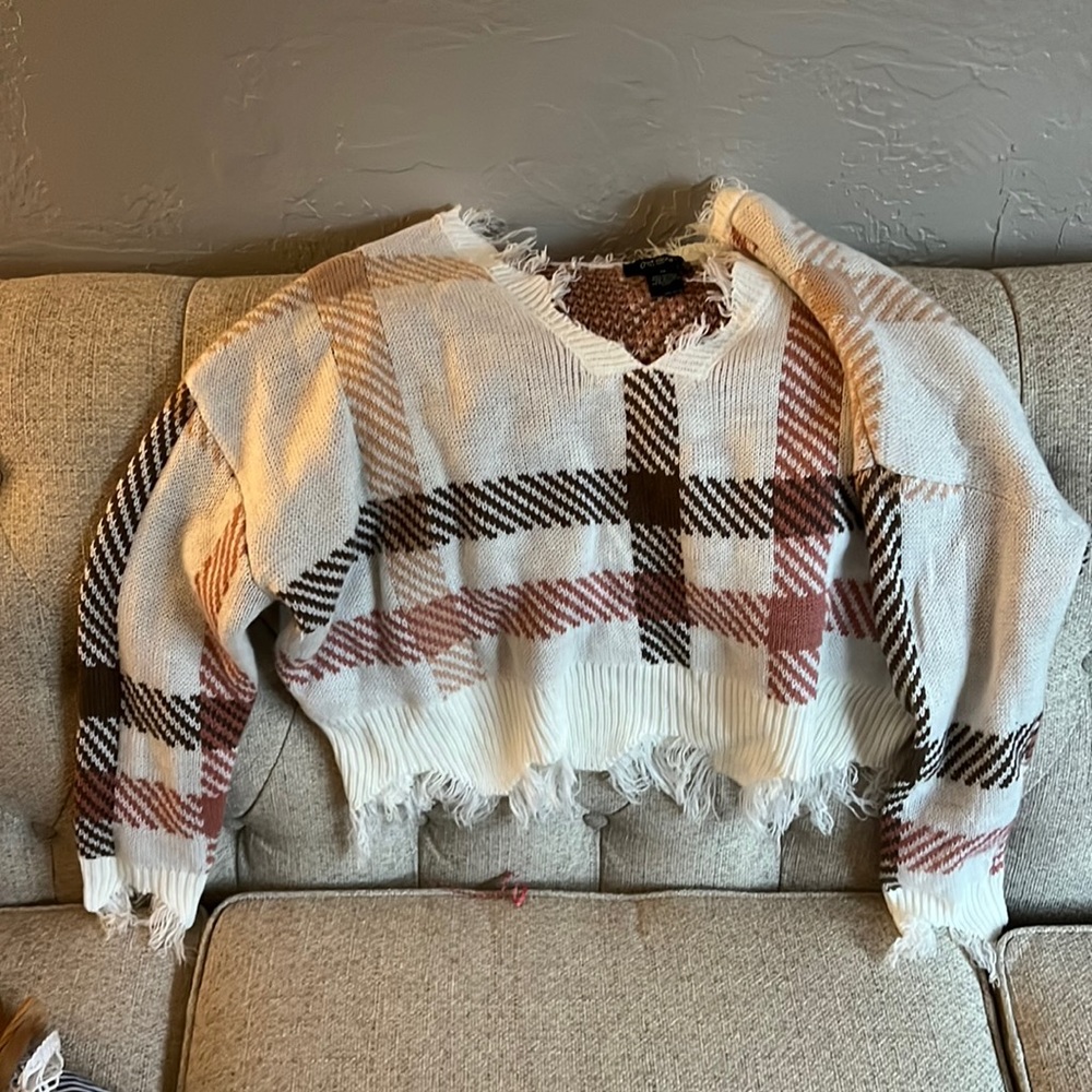 Cute fleece sweater with brown and pink accents
